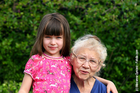 Seniorin mit Enkelin